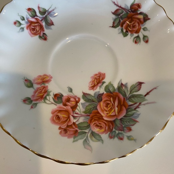 EUC VTG ROYAL ALBERT CENTENNIAL ROSE SAUCER - Picture 4 of 6